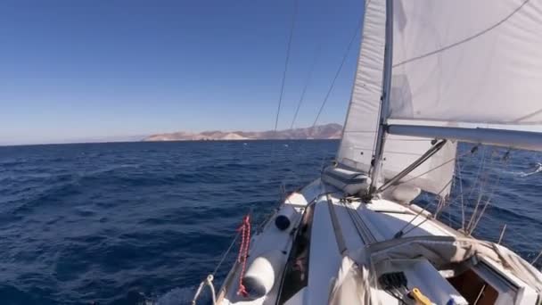 Yate de vela en la carrera en el mar azul — Vídeos de Stock