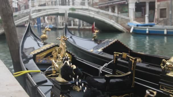 Гондола в Венеции на пирсе с видом на статуэтку — стоковое видео