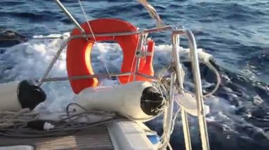 Denizde yarış yatında Lifebuoy
