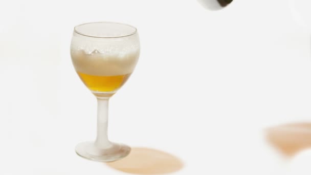 Verser le verre avec de la bière isolée sur blanc — Video