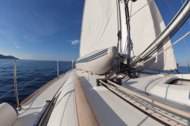 regatta sırasında yelkenli kırpma