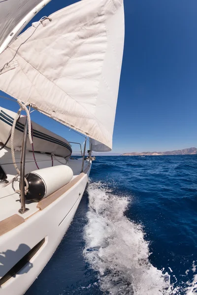 Barco à vela no mar — Fotografia de Stock