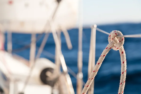 Knot on rope and sailboat crop — Stock Photo, Image