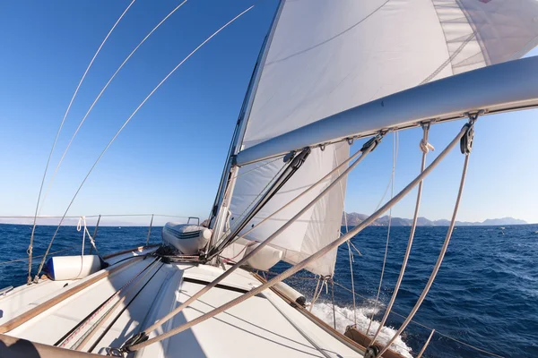 Barco de vela cubierta en el mar — Foto de Stock