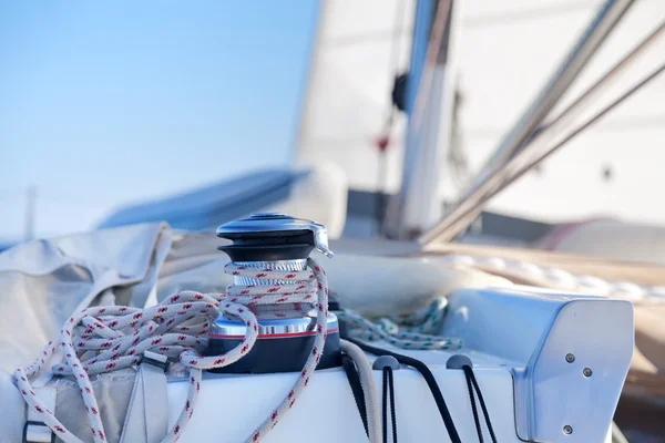 Csörlő kötéllel vitorlás hajón — Stock Fotó