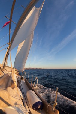günbatımı okyanus, regatta sırasında yelkenli