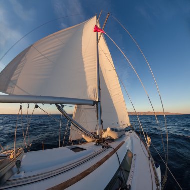 günbatımı okyanus, regatta sırasında yelkenli kırpma