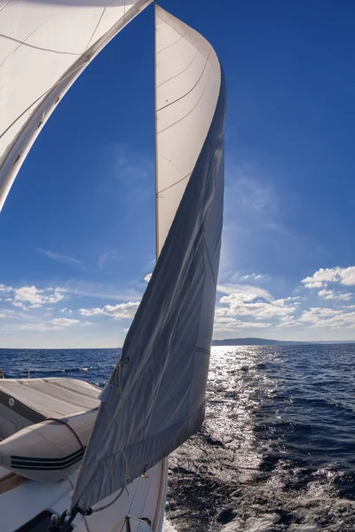 Barco à vela no mar — Fotografia de Stock