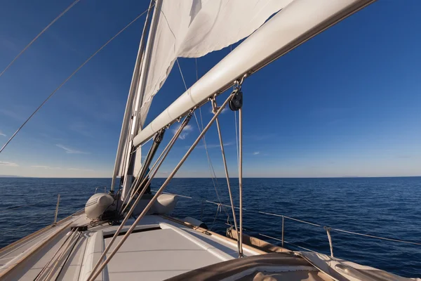 Barco à vela no mar — Fotografia de Stock