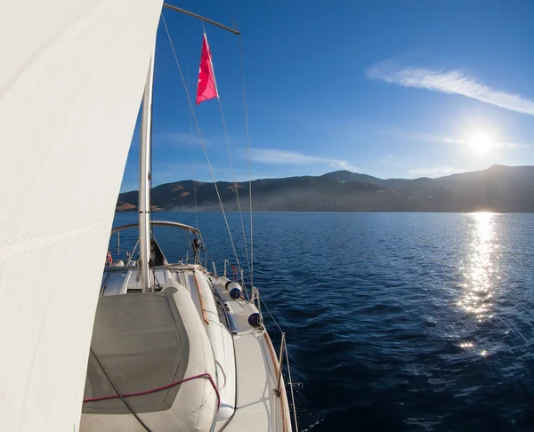 yelkenli tekne Önden Görünüm