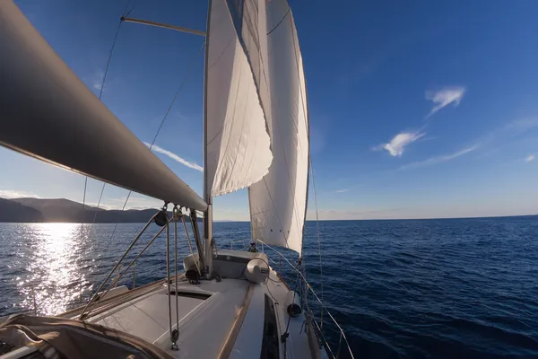 Denizde yelkenli teknesi