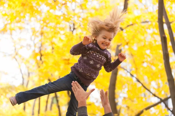 Söt liten flicka hoppar — Stockfoto
