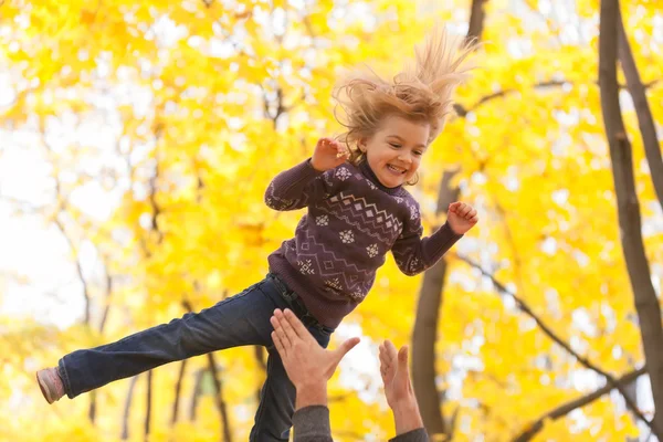 Schattig meisje springen — Stockfoto