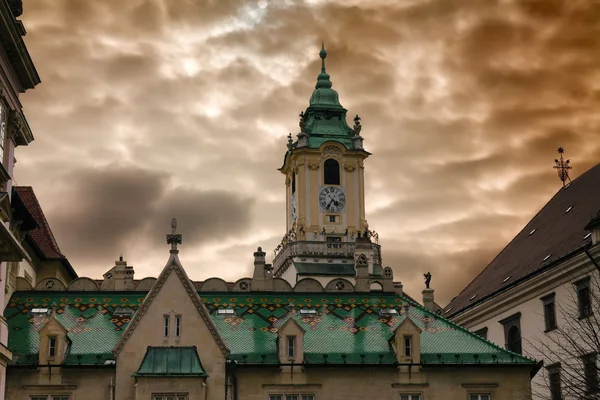 Stadhuis en dramatische bewolkte hemel — Stockfoto