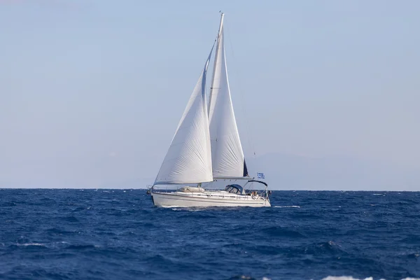 Sailing boat in blue sea — Stock Photo, Image