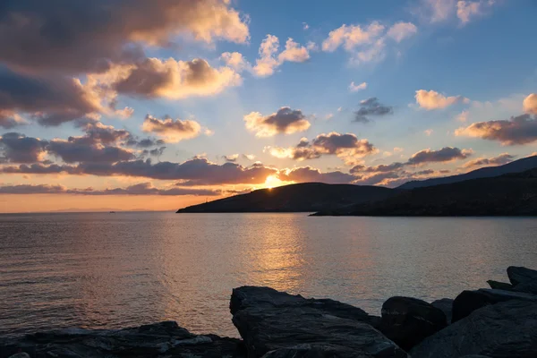 Sonnenaufgang im Hafen der griechischen Insel Kythnos — Stockfoto