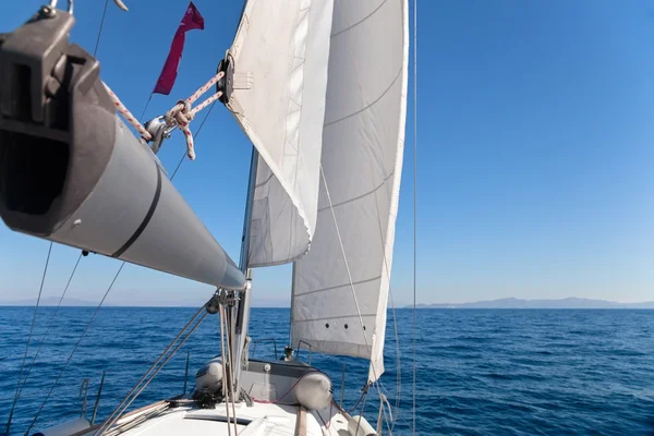 Barco à vela no mar — Fotografia de Stock