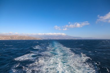 su sıçramalarına sonra feribot