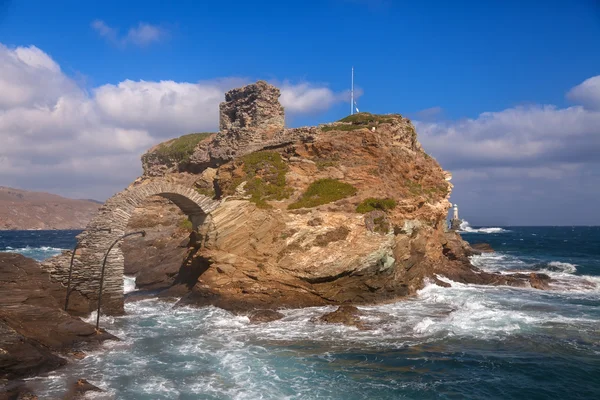 Rocher et phare sur l'île Andros — Photo