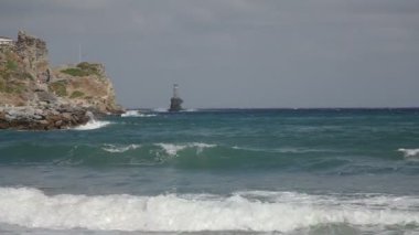 Rock ve Yunan fırtınalı deniz fenerinde andros Adası