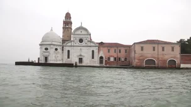 Podróży na tramwaju wodnego w pobliżu wyspy san giorgio maggiore, Wenecja, Włochy — Wideo stockowe