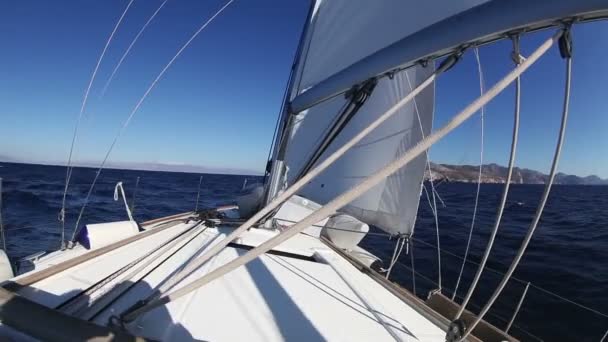 Вітрильна яхта на гонці в блакитному морі — стокове відео