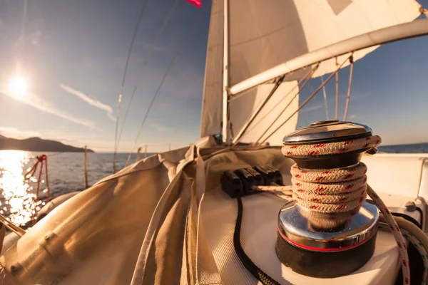 Winch with rope on sailing boat — Stock Photo, Image