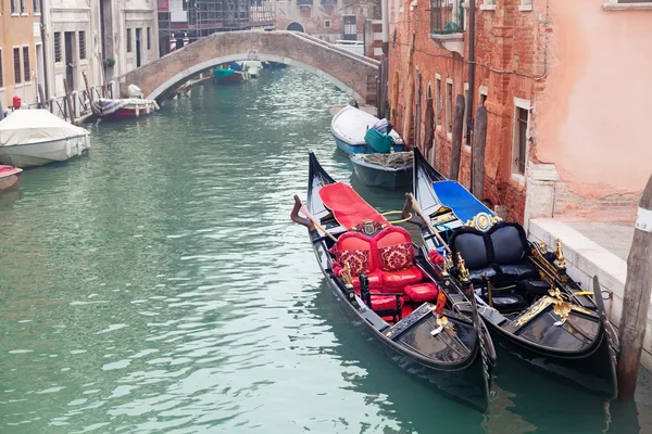 Dos góndola en Venecia cerca del muelle — Foto de Stock