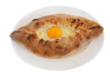 Acaralı khachapuri üzerinde beyaz izole çanak üzerinde