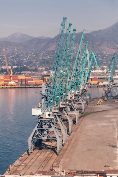 Guindastes industriais em porto — Fotografia de Stock