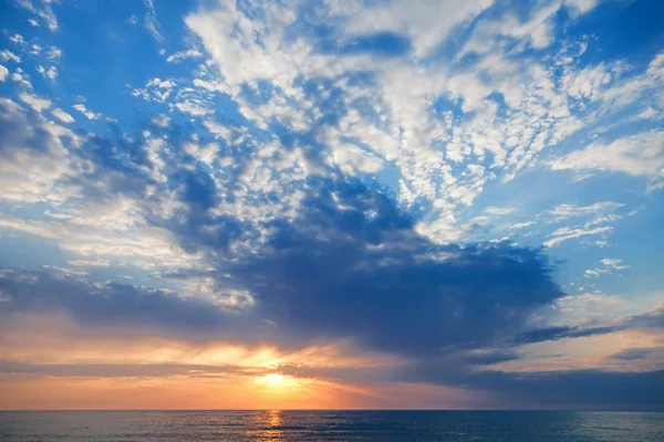 Pôr do sol com raios de sol e nuvens — Fotografia de Stock