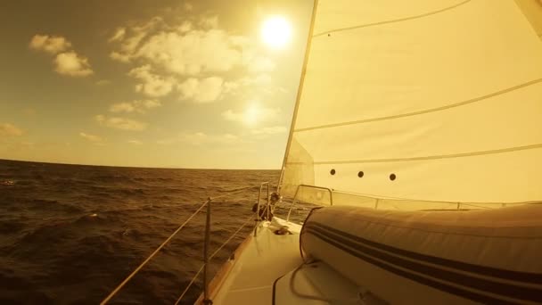 Bateau à voile dans la mer au coucher du soleil — Video