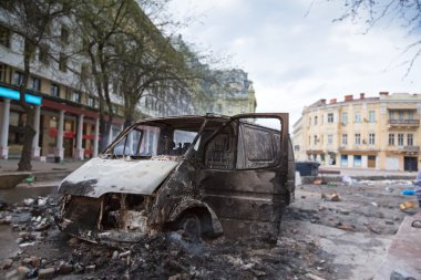 Yanan araba huzursuzluk sonra şehir merkezinde