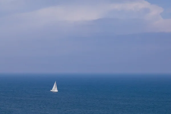 Barco à vela em mar azul aberto — Fotografia de Stock