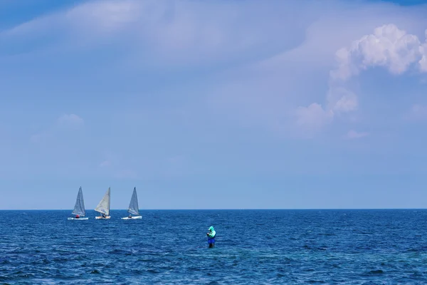 Tre segling centerboarder i öppna blå havet — Stockfoto