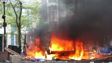 odesa, Ukrayna huzursuzluk sırasında şehir merkezinde yanan araba