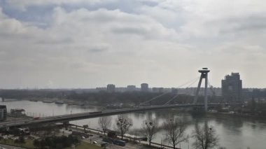 Bratislava, Slovakya dunai köprünün üzerinde trafik timelapse