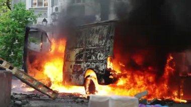 odesa, Ukrayna huzursuzluk sırasında şehir merkezinde yanan araba