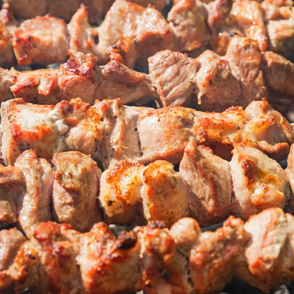 Shashlyk (kebab) asar a la parrilla en la barbacoa — Foto de Stock