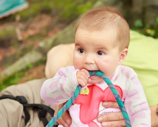 Baby flicka äter klättring rep — Stockfoto