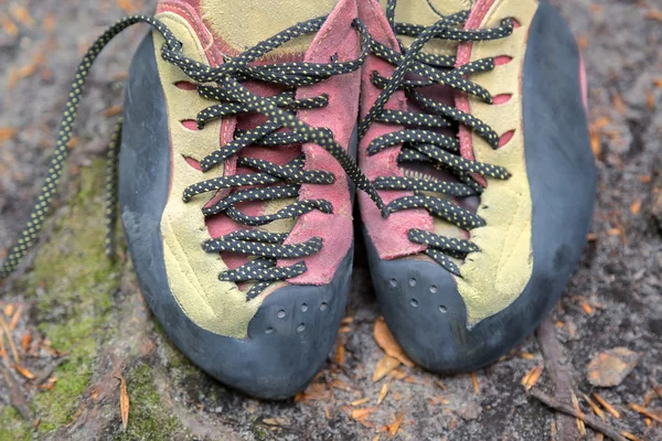 使用される登山靴のペア — ストック写真
