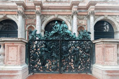 heykellerin kapısı 