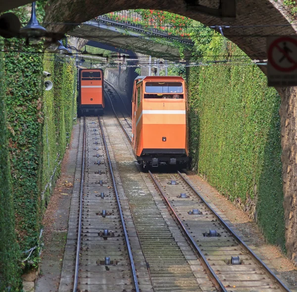Dos funiculares moviéndose en el ferrocarril — Foto de Stock