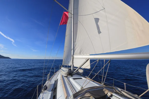 Sailing boat in the sea — Stock Photo, Image