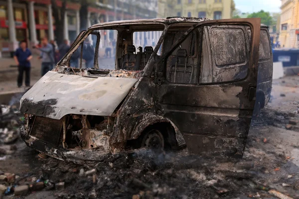 A városközpont zavargások után égett autó — Stock Fotó
