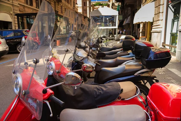 Scooters Estacionados Rua Cidade Italiana Verão — Fotografia de Stock