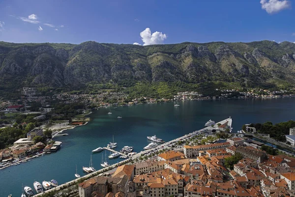 Boka Kotor Baia Con Vecchi Tetti Casa Montagne Cielo Paesaggio Foto Stock Royalty Free