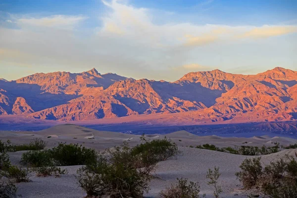 Homokdűnék Vörös Sziklák Közelében Death Valley Naplementekor Kalifornia Usa Stock Fotó