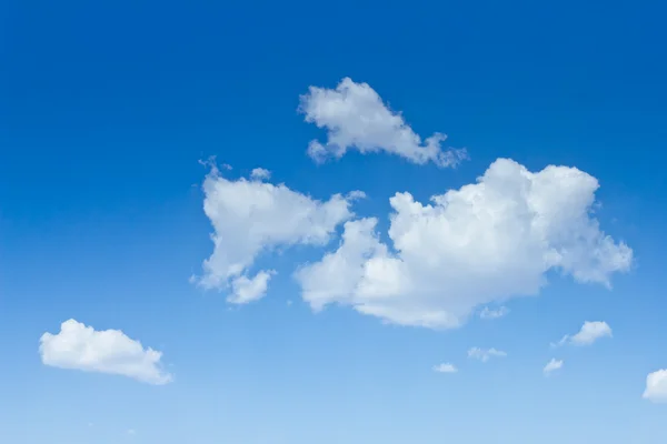 Чистое небо и облака — стоковое фото