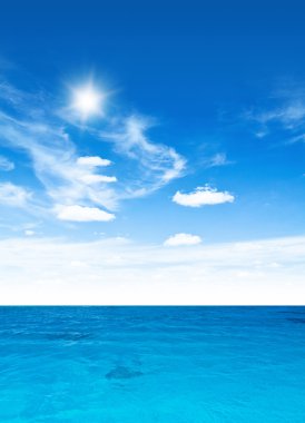 Deniz ve bulutlu gökyüzü